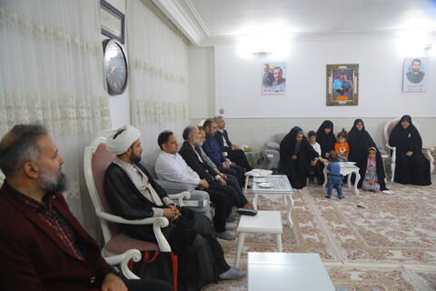 تصاویر/ حضور جمعی از اصحاب رسانه در منزل شهید آقازاده( دارای 4 دختر) بمناسبت روز دختر