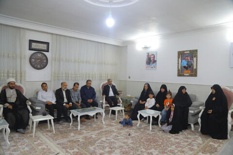 تصاویر/ حضور جمعی از اصحاب رسانه در منزل شهید آقازاده( دارای 4 دختر) بمناسبت روز دختر