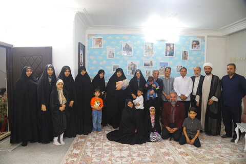 تصاویر/ حضور جمعی از اصحاب رسانه در منزل شهید آقازاده( دارای 4 دختر) بمناسبت روز دختر
