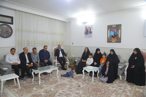 تصاویر/ حضور جمعی از اصحاب رسانه در منزل شهید آقازاده( دارای 4 دختر) بمناسبت روز دختر