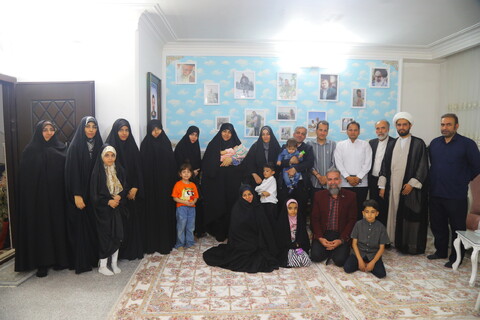تصاویر/ حضور جمعی از اصحاب رسانه در منزل شهید آقازاده( دارای 4 دختر) بمناسبت روز دختر
