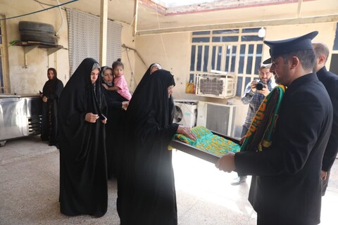 حضور خادمین حرم مطهر رضوی در منزل شهیدان سرافراز سید حسن مقدم و مرتضی مطوری 