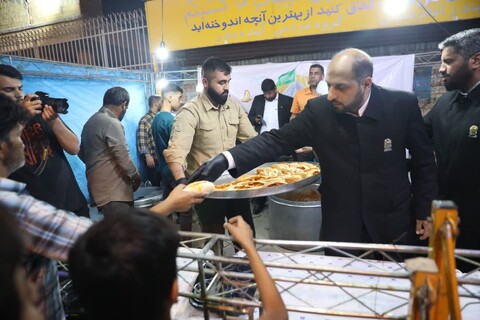 حضور خادمین حرم مطهر رضوی در ایستگاه صلواتی جنب پارک شهر