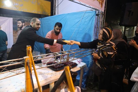 حضور خادمین حرم مطهر رضوی در ایستگاه صلواتی جنب پارک شهر