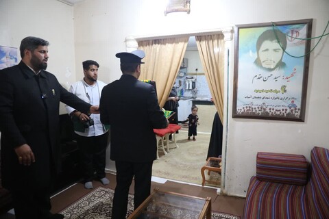 حضور خادمین حرم مطهر رضوی در منزل شهیدان سرافراز سید حسن مقدم و مرتضی مطوری 