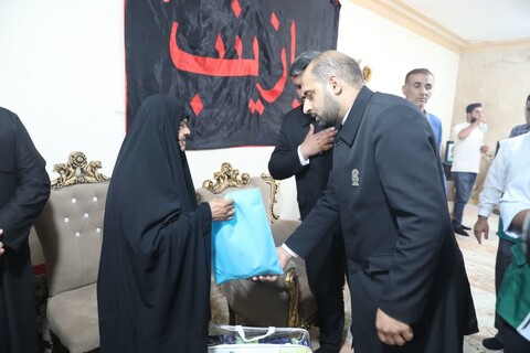 حضور خادمین حرم مطهر رضوی در منزل شهیدان سرافراز سید حسن مقدم و مرتضی مطوری 