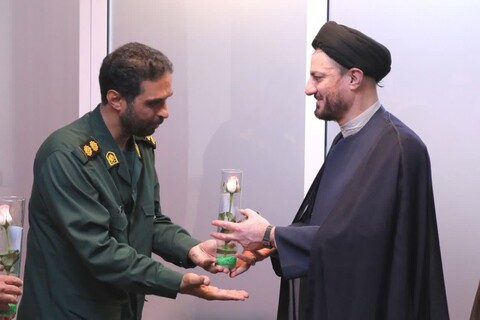 مسئولین عقیدتی سپاه الغدیر به مناسبت روز معلم با حضور در محل مدیریت حوزه علمیه استان یزد از اساتید و کادر حاضر در این مجموعه تقدیر کردند