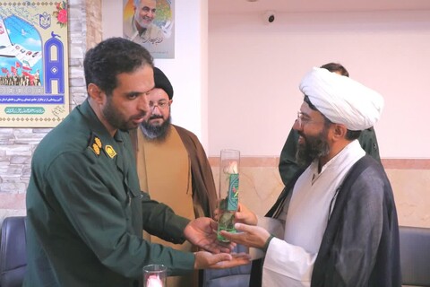 مسئولین عقیدتی سپاه الغدیر به مناسبت روز معلم با حضور در محل مدیریت حوزه علمیه استان یزد از اساتید و کادر حاضر در این مجموعه تقدیر کردند