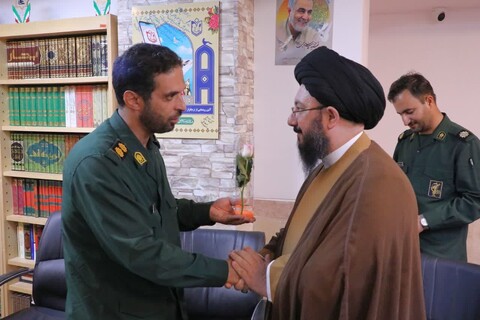 مسئولین عقیدتی سپاه الغدیر به مناسبت روز معلم با حضور در محل مدیریت حوزه علمیه استان یزد از اساتید و کادر حاضر در این مجموعه تقدیر کردند