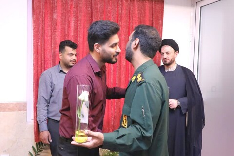 مسئولین عقیدتی سپاه الغدیر به مناسبت روز معلم با حضور در محل مدیریت حوزه علمیه استان یزد از اساتید و کادر حاضر در این مجموعه تقدیر کردند