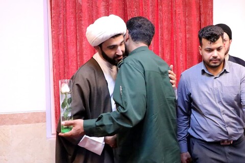 مسئولین عقیدتی سپاه الغدیر به مناسبت روز معلم با حضور در محل مدیریت حوزه علمیه استان یزد از اساتید و کادر حاضر در این مجموعه تقدیر کردند