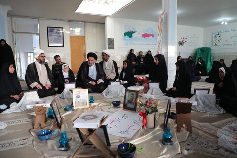 تصاویر دیدار نماینده ولی فقیه در لرستان با بسیجیان حلقات صالحین