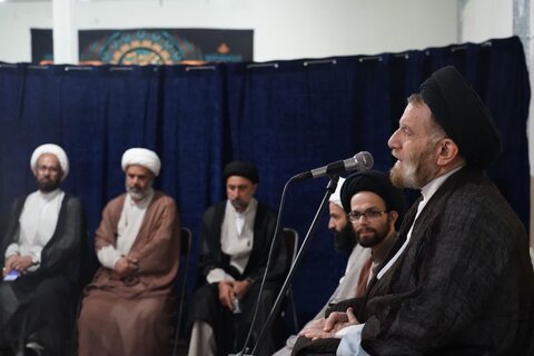 تصاویر تجلیل از مقام اساتید روحانی لرستان در هفته معلم