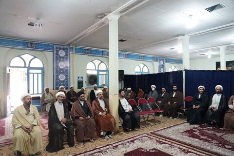 تصاویر تجلیل از مقام اساتید روحانی لرستان در هفته معلم