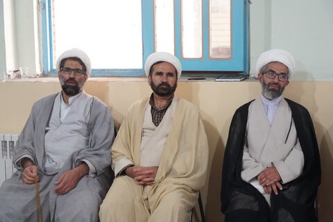 تصاویر تجلیل از مقام اساتید روحانی لرستان در هفته معلم