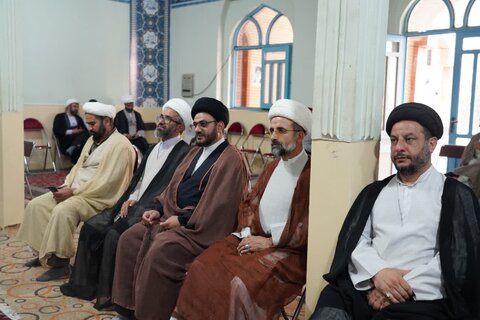 تصاویر تجلیل از مقام اساتید روحانی لرستان در هفته معلم