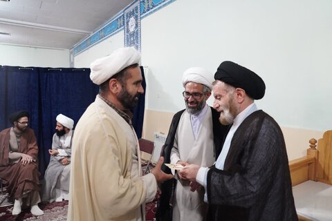 تصاویر تجلیل از مقام اساتید روحانی لرستان در هفته معلم