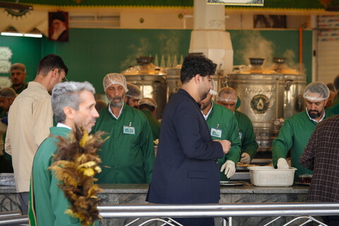تصاویر / خادمی رزمندگان لشکر 14 امام حسین (ع) اصفهان در چایخانه حرم حضرت رضا (ع)‎