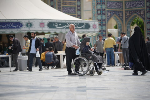 تصاویر / خادمی رزمندگان لشکر 14 امام حسین (ع) اصفهان در چایخانه حرم حضرت رضا (ع)‎