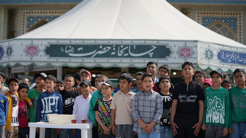 تصاویر / خادمی رزمندگان لشکر 14 امام حسین (ع) اصفهان در چایخانه حرم حضرت رضا (ع)‎