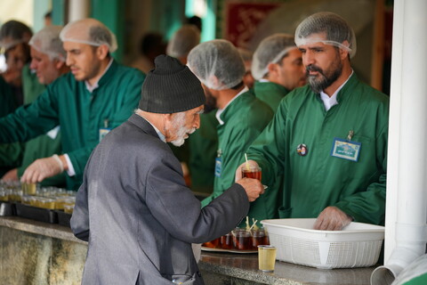 تصاویر / خادمی رزمندگان لشکر 14 امام حسین (ع) اصفهان در چایخانه حرم حضرت رضا (ع)‎