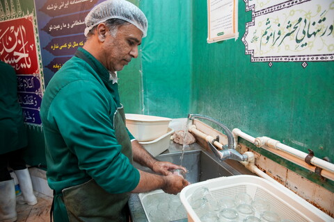 تصاویر / خادمی رزمندگان لشکر 14 امام حسین (ع) اصفهان در چایخانه حرم حضرت رضا (ع)‎