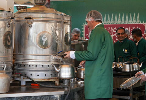 تصاویر / خادمی رزمندگان لشکر 14 امام حسین (ع) اصفهان در چایخانه حرم حضرت رضا (ع)‎