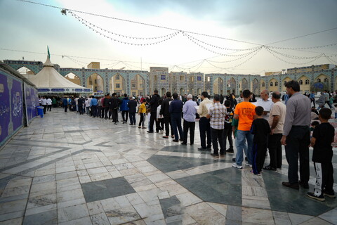 تصاویر / خادمی رزمندگان لشکر 14 امام حسین (ع) اصفهان در چایخانه حرم حضرت رضا (ع)‎