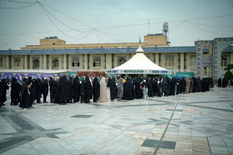 تصاویر / خادمی رزمندگان لشکر 14 امام حسین (ع) اصفهان در چایخانه حرم حضرت رضا (ع)‎