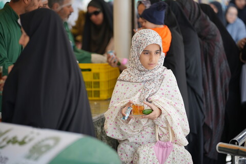 تصاویر / خادمی رزمندگان لشکر 14 امام حسین (ع) اصفهان در چایخانه حرم حضرت رضا (ع)‎