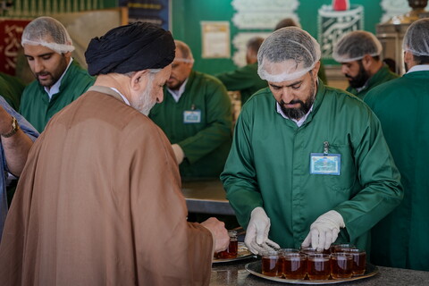 تصاویر / خادمی رزمندگان لشکر 14 امام حسین (ع) اصفهان در چایخانه حرم حضرت رضا (ع)‎