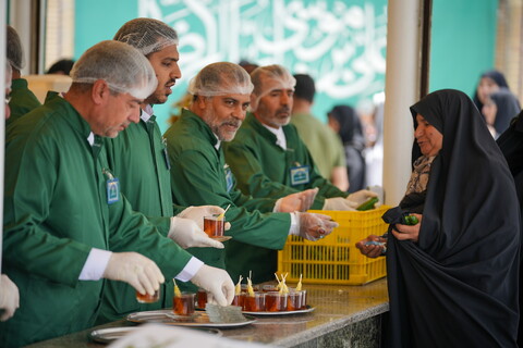 تصاویر / خادمی رزمندگان لشکر 14 امام حسین (ع) اصفهان در چایخانه حرم حضرت رضا (ع)‎