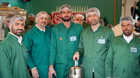 تصاویر / خادمی رزمندگان لشکر 14 امام حسین (ع) اصفهان در چایخانه حرم حضرت رضا (ع)‎