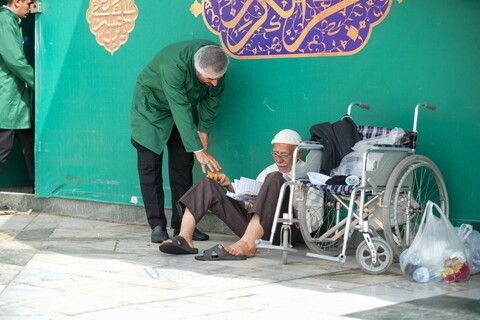 تصاویر / خادمی رزمندگان لشکر 14 امام حسین (ع) اصفهان در چایخانه حرم حضرت رضا (ع)‎