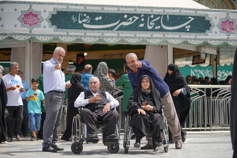 تصاویر / خادمی رزمندگان لشکر 14 امام حسین (ع) اصفهان در چایخانه حرم حضرت رضا (ع)‎