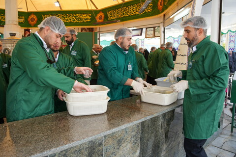 تصاویر / خادمی رزمندگان لشکر 14 امام حسین (ع) اصفهان در چایخانه حرم حضرت رضا (ع)‎