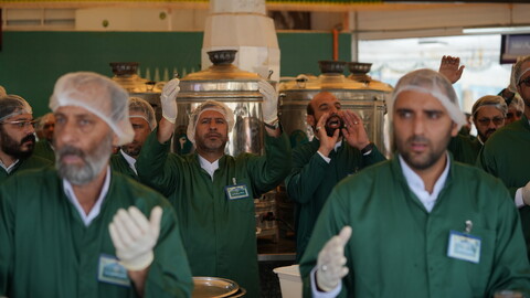 تصاویر / خادمی رزمندگان لشکر 14 امام حسین (ع) اصفهان در چایخانه حرم حضرت رضا (ع)‎