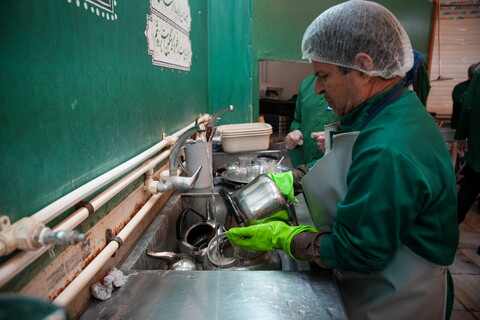 تصاویر / خادمی رزمندگان لشکر 14 امام حسین (ع) اصفهان در چایخانه حرم حضرت رضا (ع)‎