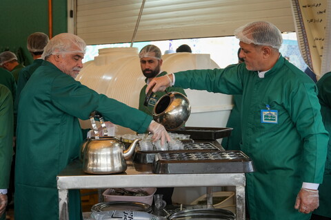 تصاویر / خادمی رزمندگان لشکر 14 امام حسین (ع) اصفهان در چایخانه حرم حضرت رضا (ع)‎