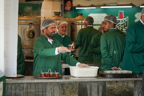 تصاویر / خادمی رزمندگان لشکر 14 امام حسین (ع) اصفهان در چایخانه حرم حضرت رضا (ع)‎