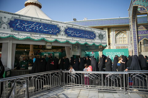 تصاویر / خادمی رزمندگان لشکر 14 امام حسین (ع) اصفهان در چایخانه حرم حضرت رضا (ع)‎