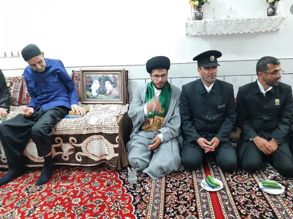 فیلم | حضور خادمین امام رضا(ع)در حرم شهدای گمنام حسین آباد کویر و منزل شهید والامقام محمد علیزاده