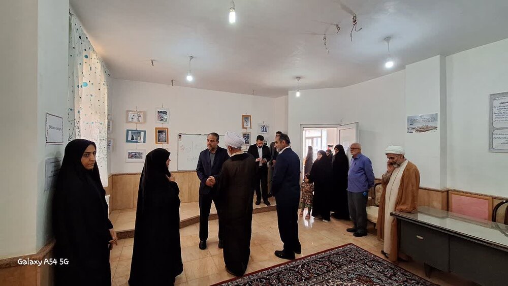 تصاویر/ بازدید از نمایشگاه دائمی بصیرت رسانه و حجاب و عفاف مدرسه علمیه کوثر زرندیه