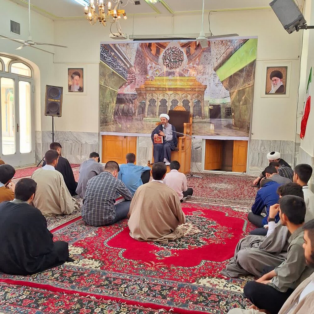 تصاویر/ برگزاری درس اخلاق و جشن دهه کرامت در مدرسه ولیعصر(عج) بروجرد