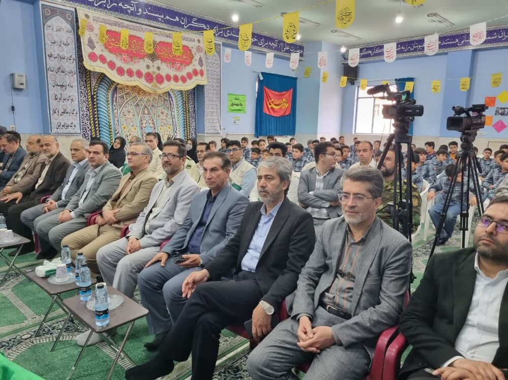 «زنگ سپاس معلم و دهه کرامت» در کاشان نواخته شد +عکس