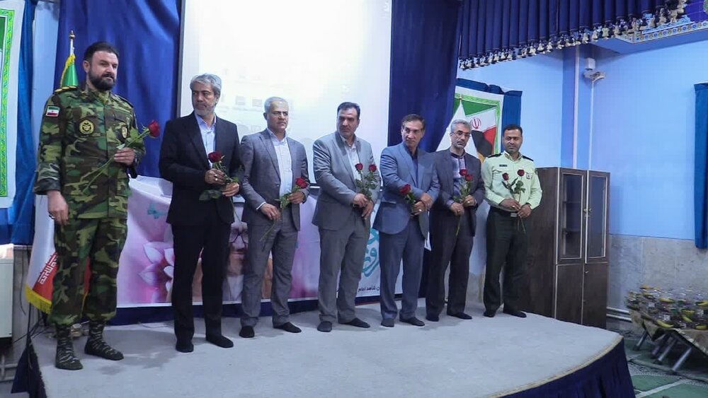 «زنگ سپاس معلم و دهه کرامت» در کاشان نواخته شد +عکس