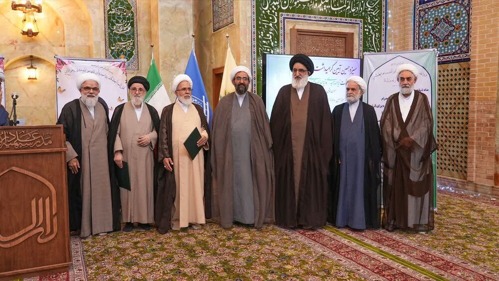 تصاویر| تقدیر از حجت‌الاسلام والمسلمین حسینی همدانی در مراسم سپاس از معلمان شبکه صالحین