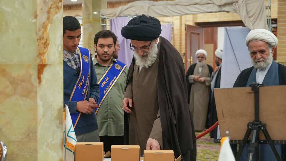 تصاویر| تقدیر از حجت‌الاسلام والمسلمین حسینی همدانی در مراسم سپاس از معلمان شبکه صالحین