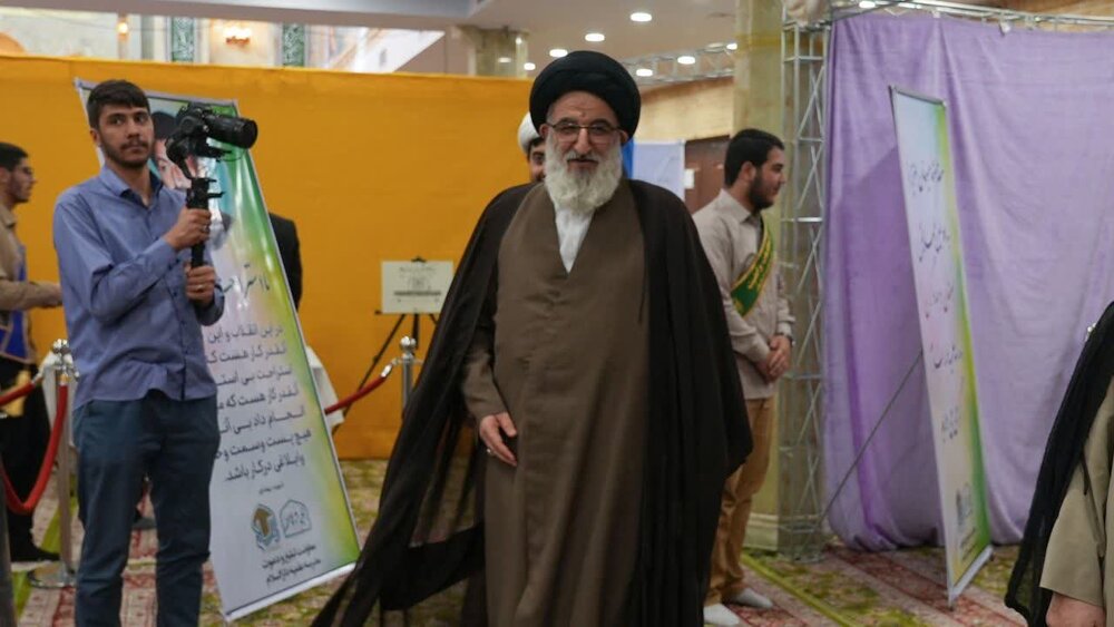 تصاویر| تقدیر از حجت‌الاسلام والمسلمین حسینی همدانی در مراسم سپاس از معلمان شبکه صالحین