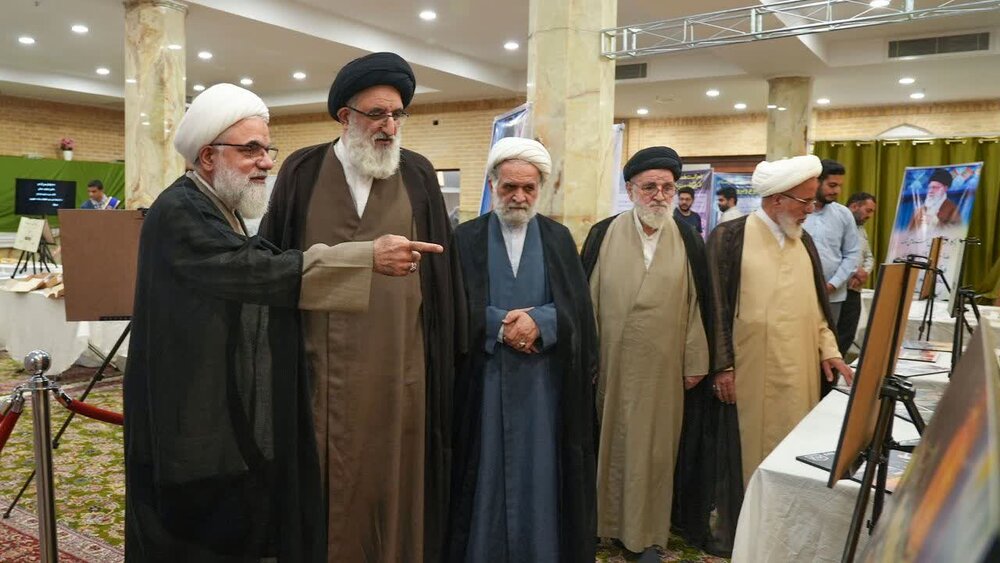 تصاویر| تقدیر از حجت‌الاسلام والمسلمین حسینی همدانی در مراسم سپاس از معلمان شبکه صالحین